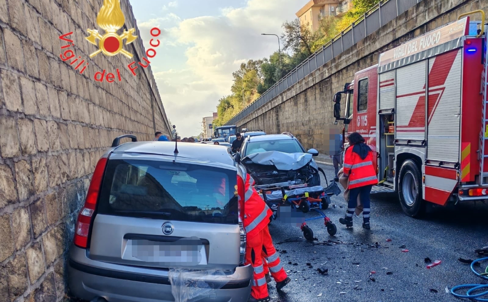 Violento incidente tra due auto, un ferito grave. In ospedale anche una madre e due bambini 54 incidente panda citroen catanzaro viale de filippis 02
