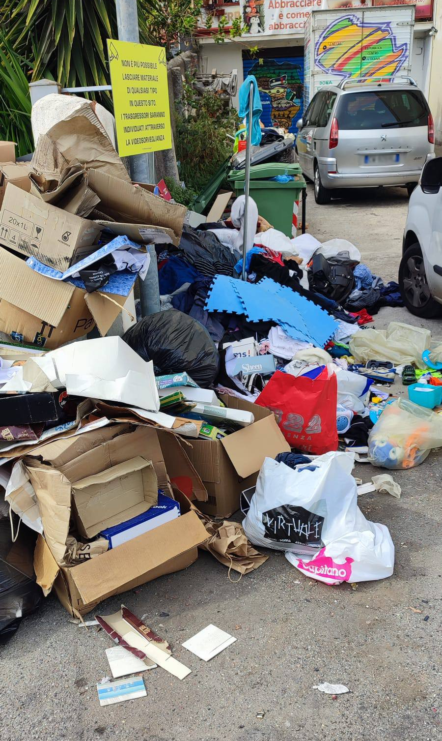 Cosenza: ancora rifiuti davanti alla sede de "La Terra di Piero". Crocco «abbiamo tutte le targhe» 52 rifiuti terra di piero cosenza 01