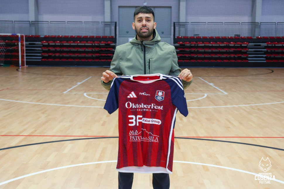 La Pirossigeno Cosenza Futsal piazza il colpo Kevin Arrieta. Il classe 97, vicecampione del mondo, in rossoblu 52 Arrieta sfoggia la maglia rossoblù (foto Michele De Marco)