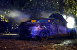 Auto in fiamme Cosenza mercedes