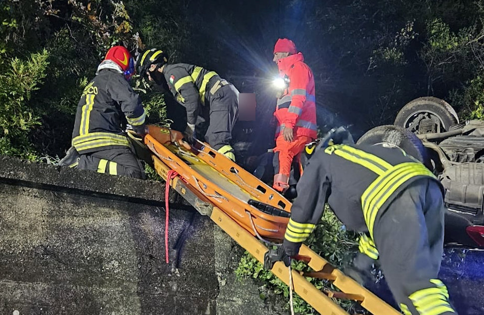 Mercedes finisce in una scarpata