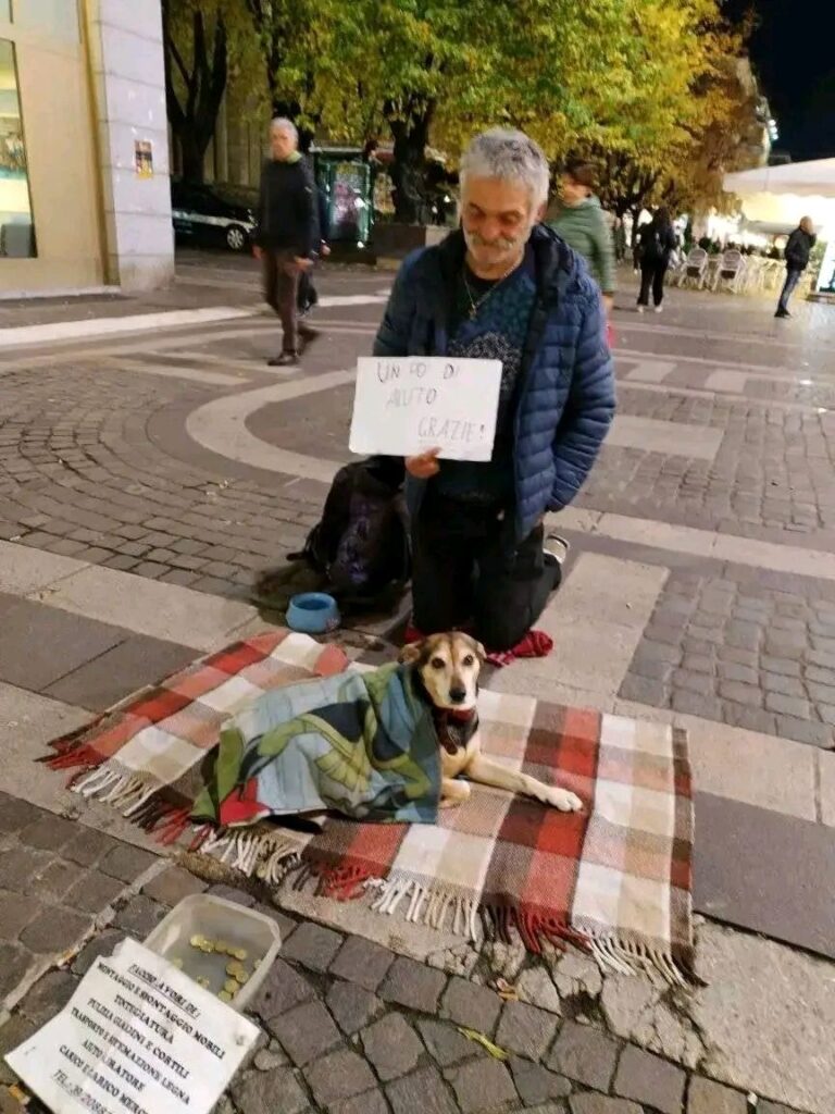 Clochard aggredito a Cosenza, l'appello di Ciacco: «Un consiglio aperto per dargli parola» 52 Clochard-Cristofer-e-il-suo-cane