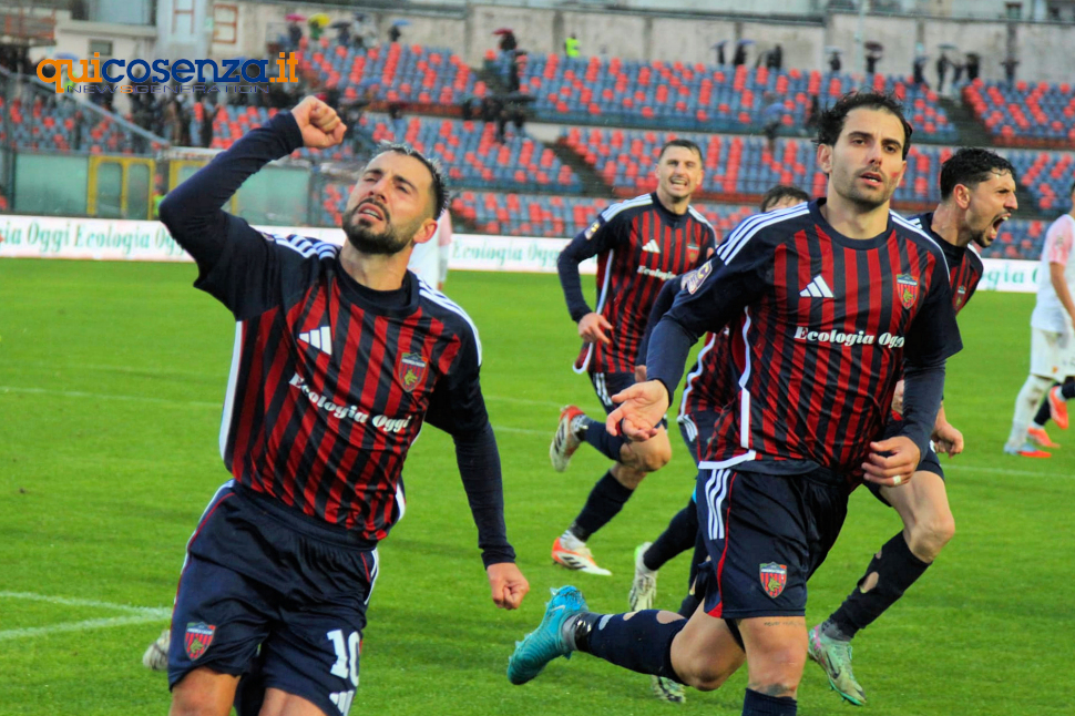 Cosenza, Buscè soddisfatto: "contro il Benevento serviva equilibrio, i ragazzi se lo sono guadagnato" 53 Cosenza Beenvento esultanza goal