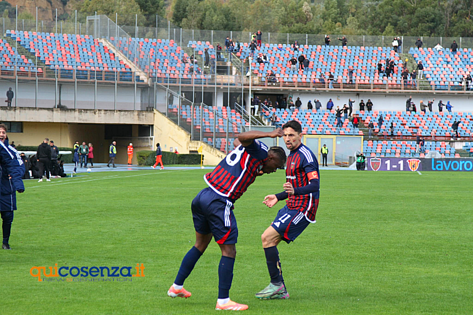 Cosenza, cammino da grande. D'Orazio “siamo squadra. Vogliamo vincere e non ci nascondiamo" 51 D'Orazio e Kouan Cosenza Calcio