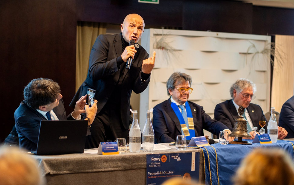 Il giornalismo che parla all’anima: Domenico Iannacone riceve l’encomio alla carriera dal Rotary Club Rende 52 Domenico Iannacona3