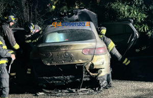 Incendio auto Cosenza 02