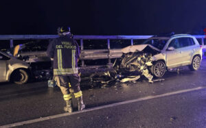 Scontro frontale tra due auto a Rovito, 6 le persone ferite portate all'Annunziata 54 Incidente Rovito Statale 107 01
