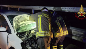 Scontro frontale tra due auto a Rovito, 6 le persone ferite portate all'Annunziata 53 Incidente Rovito Statale 107 02