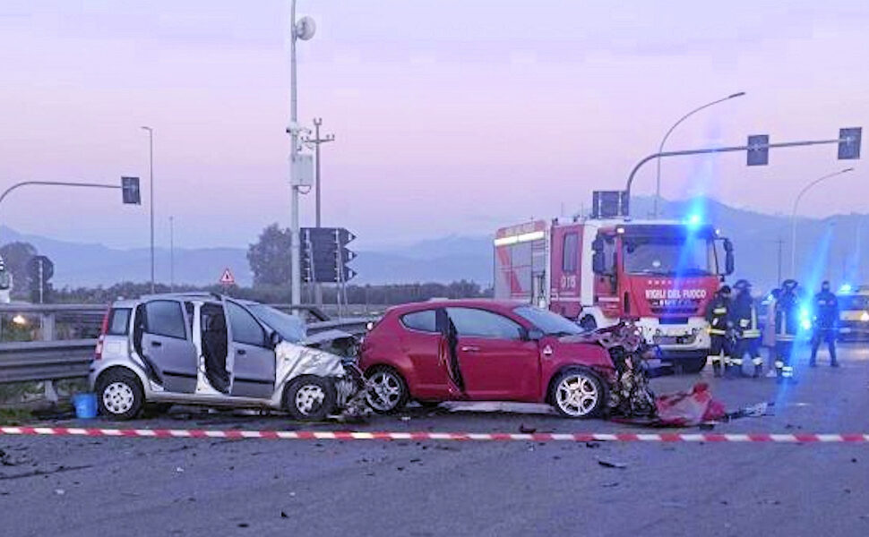Incidente Sibari Statale 106 morti 2 ragazzi scontro frontale