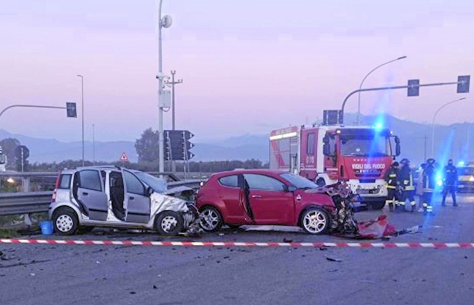 Incidente Sibari Statale 106 morti 2 ragazzi scontro frontale