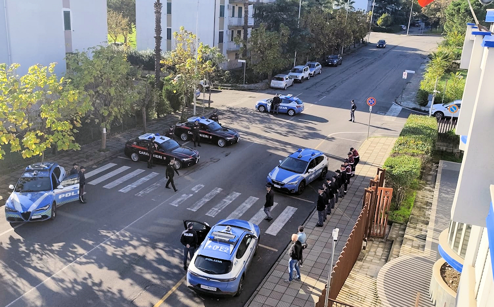 A Cosenza e nei Commissariati territoriali, carabinieri e polizia uniti nella memoria dell’agente Aniello Scarpati 52 Lutto Carabinieri e polizia