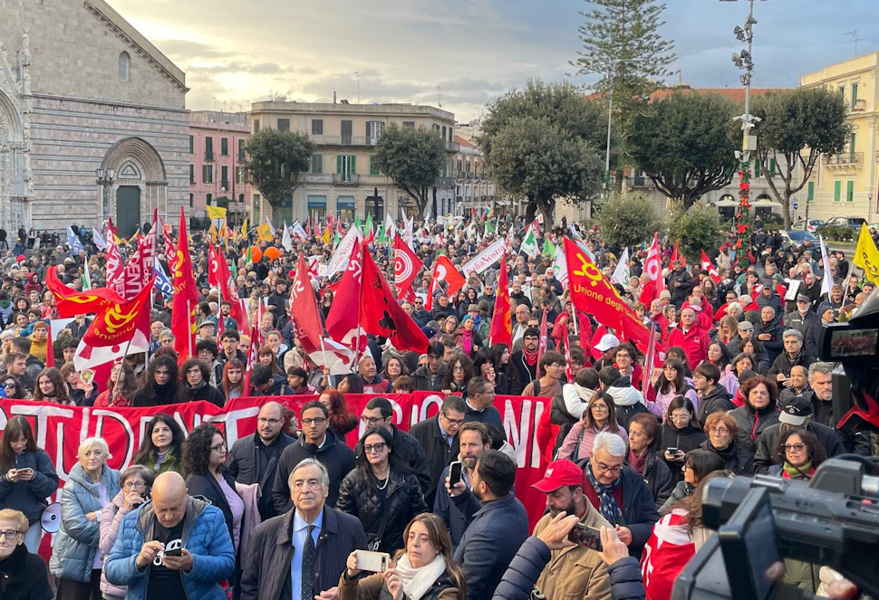 La pioggia non ferma la manifestazione No Ponte "siamo 15mila". Salvini: "cantieri nel 2026" 52 Manifestazione Messina Ponte