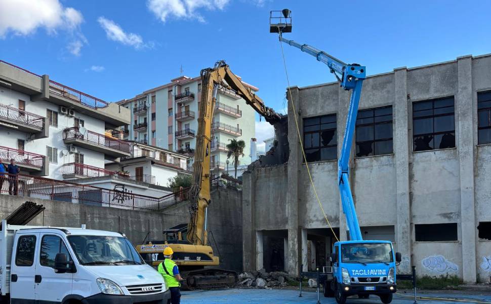Paola, palestra dell'Istituto tecnico_demolizione
