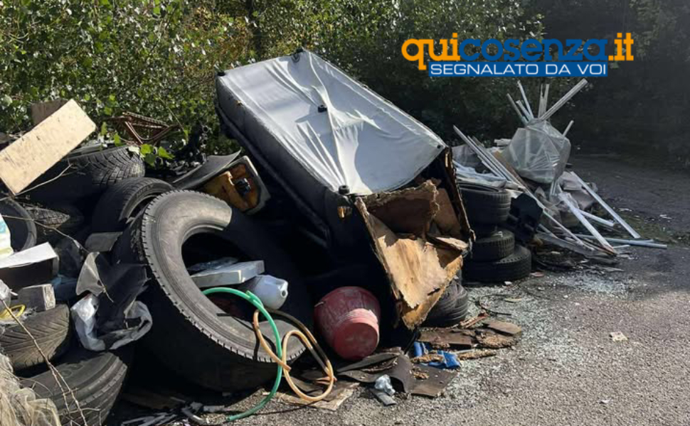 Rifiuti san fili segnalazione campo sportivo 01