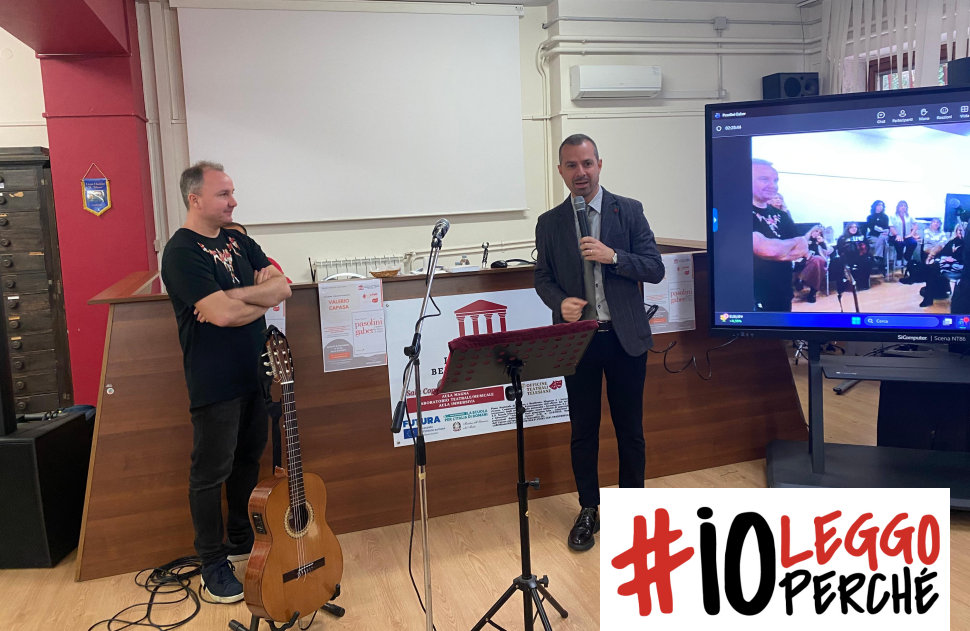“Non abbiate paura di avere un cuore”: al Telesio la lezione di professor Capasa su Pasolini e Gaber 51 Valerio Capasa e Dirigente telesio