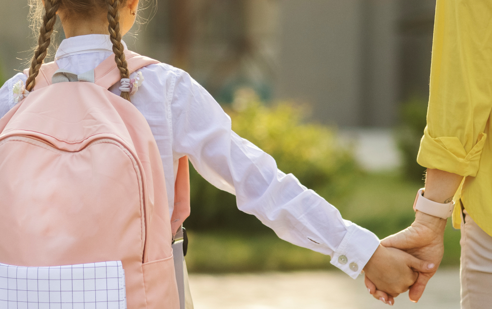 bambina e mamma a scuola