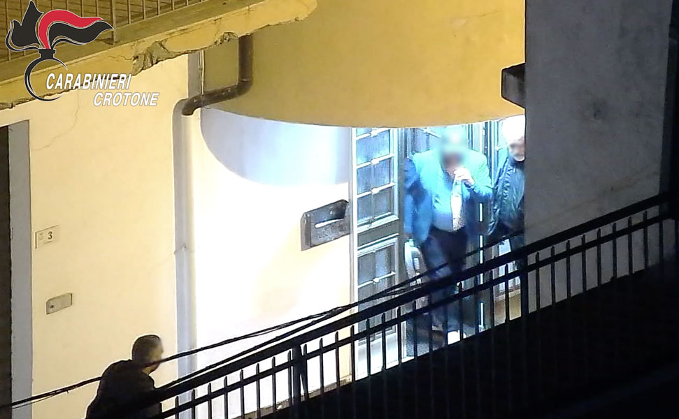 Blitz contro i fiancheggiatori della cosca di Cirò, 7 arresti: avrebbero favorito la fuga di due condannati 52 blitz carabinieri cirò 7 arresti 02