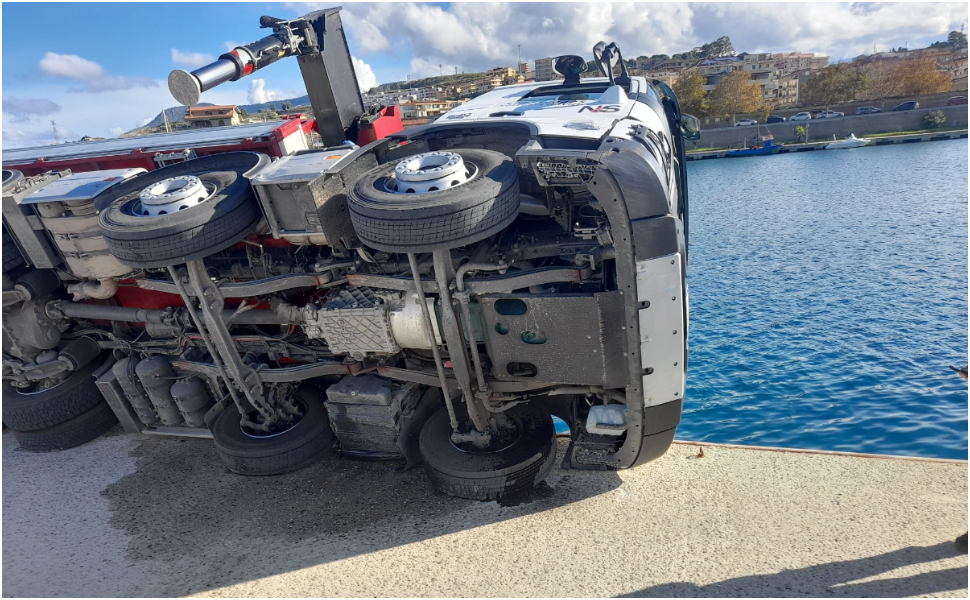 incidente gru porticciolo villa san giovanni 02