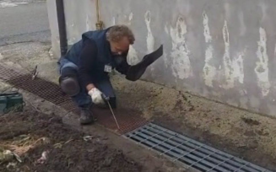 Cosenza, al lavoro su pozzetti e caditoie contro gli allagamenti. De Cicco: «Segnalate situazioni a rischio» 52 lavori cosenza contro allagamenti