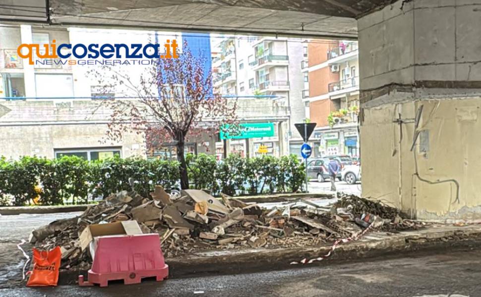 Cosenza: abbattuto il primo box dismesso su via Padre Giglio, al via la riqualificazione dell’area 52 via padre giglio demolizione box 02