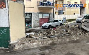 Cosenza: abbattuto il primo box dismesso su via Padre Giglio, al via la riqualificazione dell’area 56 via padre giglio demolizione box 03