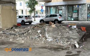 Cosenza: abbattuto il primo box dismesso su via Padre Giglio, al via la riqualificazione dell’area 55 via padre giglio demolizione box 04
