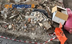 Cosenza: abbattuto il primo box dismesso su via Padre Giglio, al via la riqualificazione dell’area 54 via padre giglio demolizione box 05