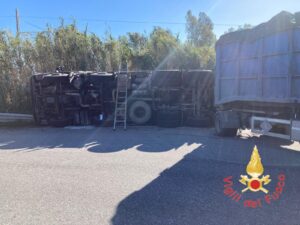 Incidente sulla SS106, autotreno si ribalta: traffico rallentato 53 635cd873 bed5 4010 aec9 a57c69cd425f