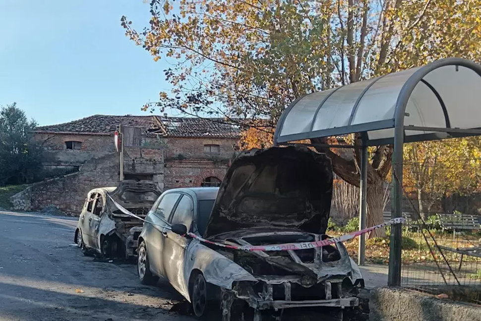 Paura nella notte per 2 auto a fuoco nel cosentino. Vetture distrutte, indagano i carabinieri 51 Auto in fiamme Santa Domenica Talao