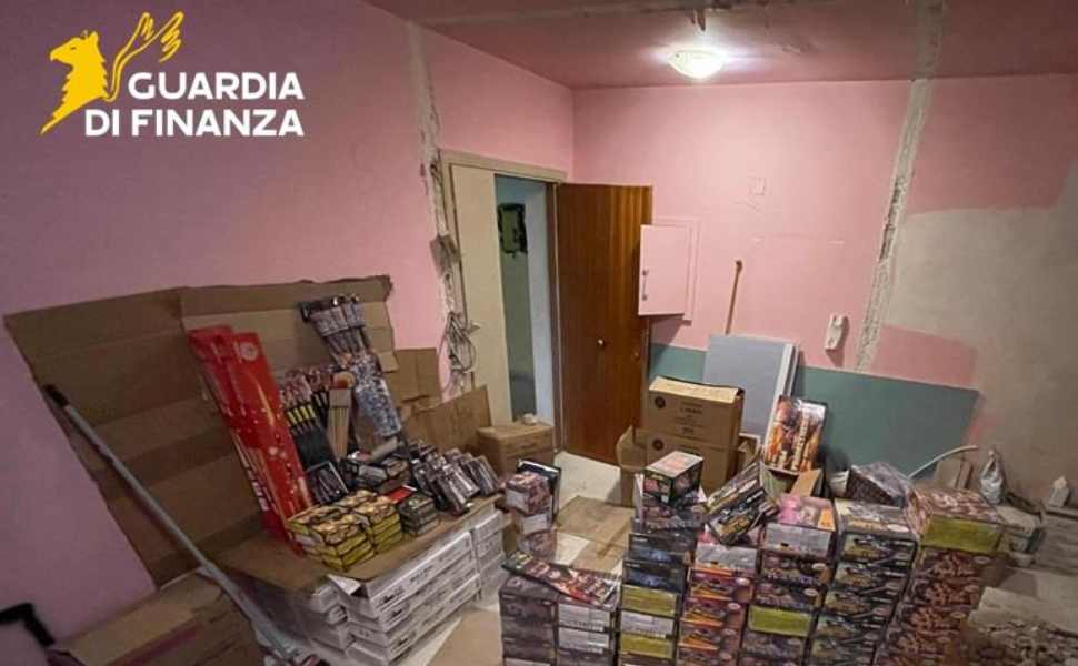 Maxi sequestro di botti illegali, scovati 2 arsenali: uno era fra le case popolari 51 Botti sequestro Guardia di Finanza Cosenza