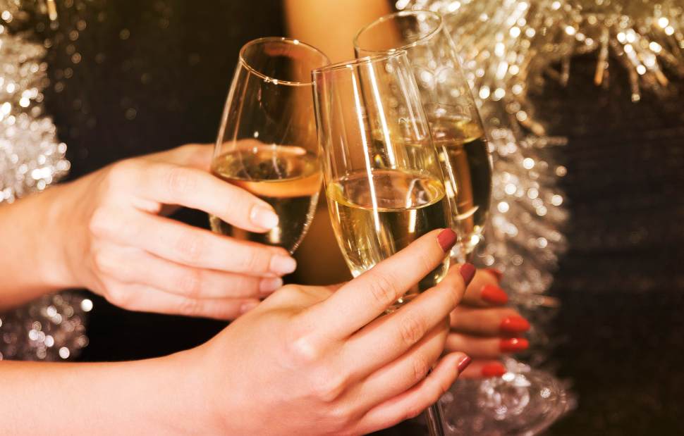 Capodanno, per il brindisi 2026 arriva l'appello di Coldiretti: «Scegliere le bollicine Made in Calabria» 52 Capodanno brindisi