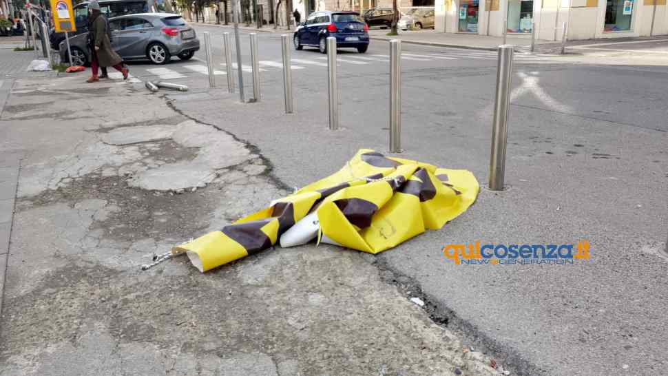 Cartello Via di Fuga divelto