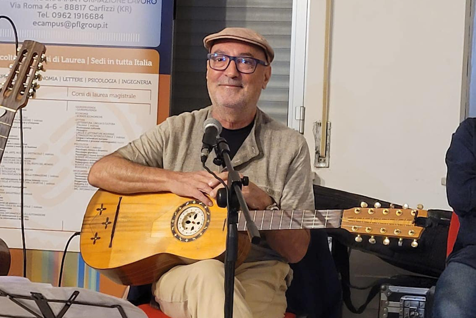 Addio al maestro Cataldo Perri, il medico-musicista che ha raccontato la Calabria e la vita con la chitarra 52 Cataldo perri
