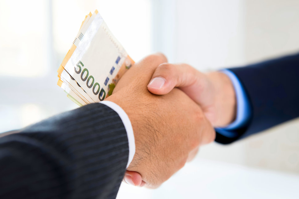 Corruzione mazzetta soldi
