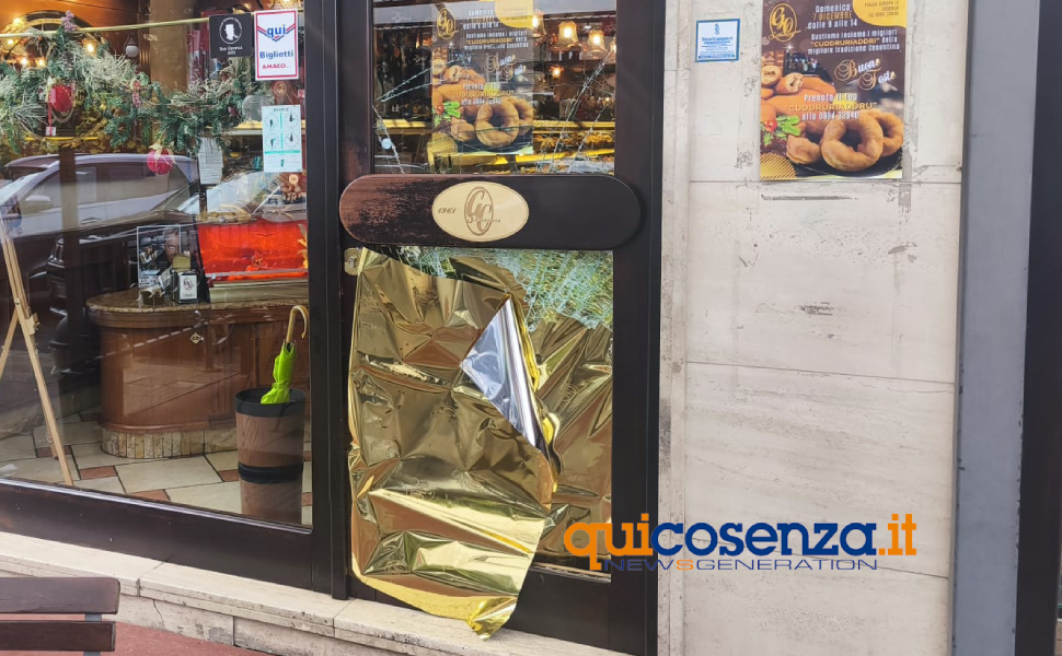 Cosenza: ladri in azione in un bar di piazza Europa, rompono la vetrata e portano via la cassa 53 Cosenza furto bar san francesco piazza europa 03