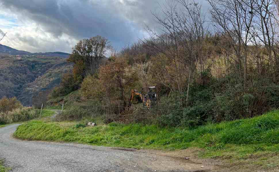 Cosenza, traliccio di 30 metri preoccupa i cittadini: «Area dimenticata e ora sfregiata, pronti alla protesta» 51 Cosenza traliccio