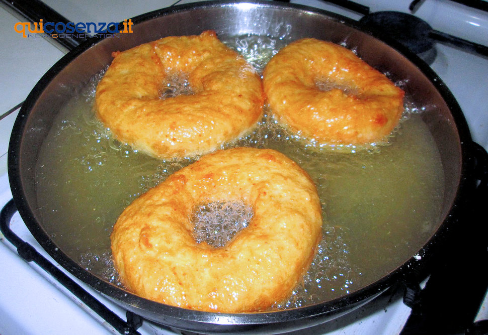 Immacolata a Cosenza: cuddruriaddri e vecchiareddre per la tradizione. Soffici con la ricetta della nonna 52 Cuddruriaddri frittura
