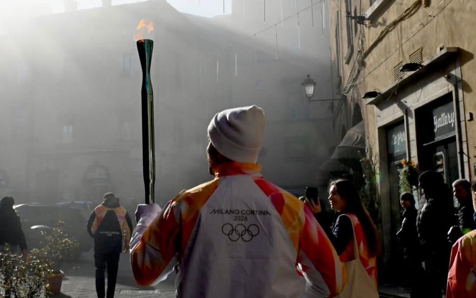 La fiamma olimpica arriva in Calabria: da Reggio a Cosenza, Milano-Cortina infiamma le piazze 51 Fiamma Olimpica a Cosenza
