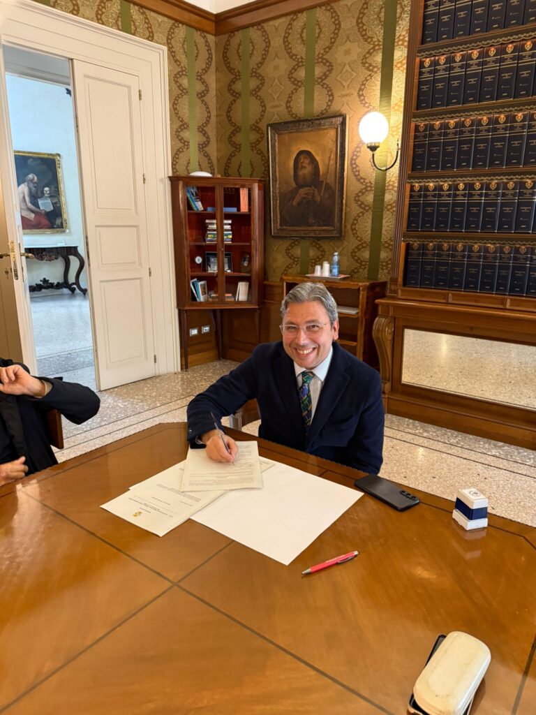 Cosenza investe 1,4 milioni per i boschi: il progetto coinvolge 400 lavoratori 53 Firma convenzione Prevenzione ambientale 1