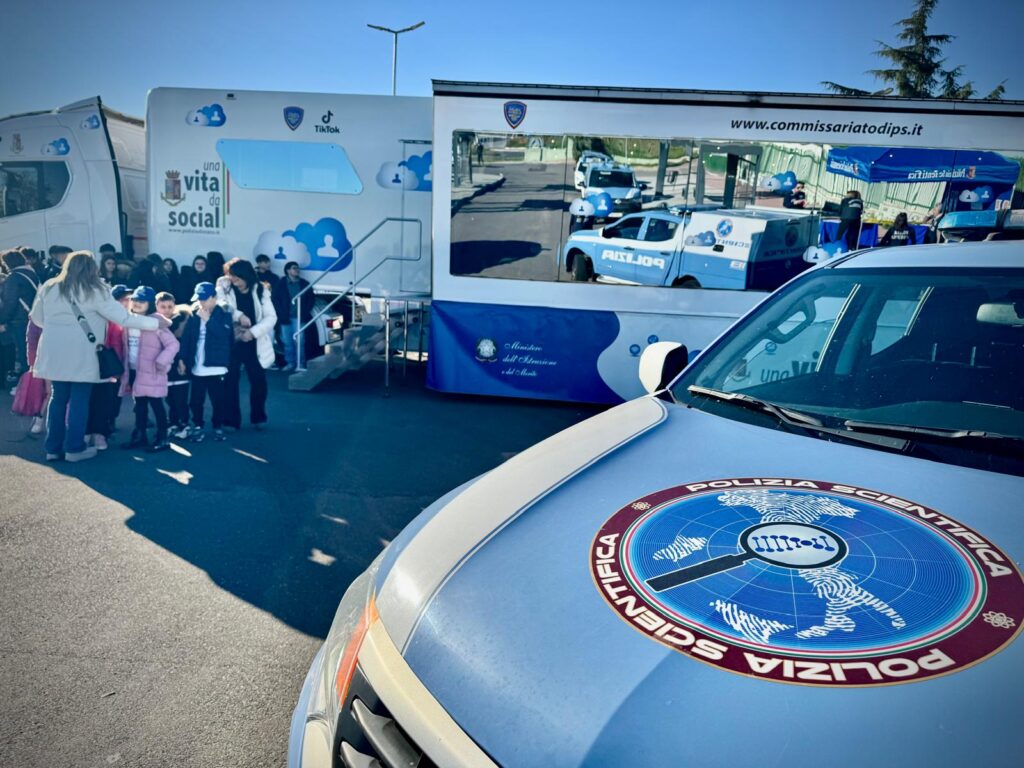 Pericoli social: la Polizia mette in guardia gli studenti di Corigliano Rossano 52 Foto una vita da social.02