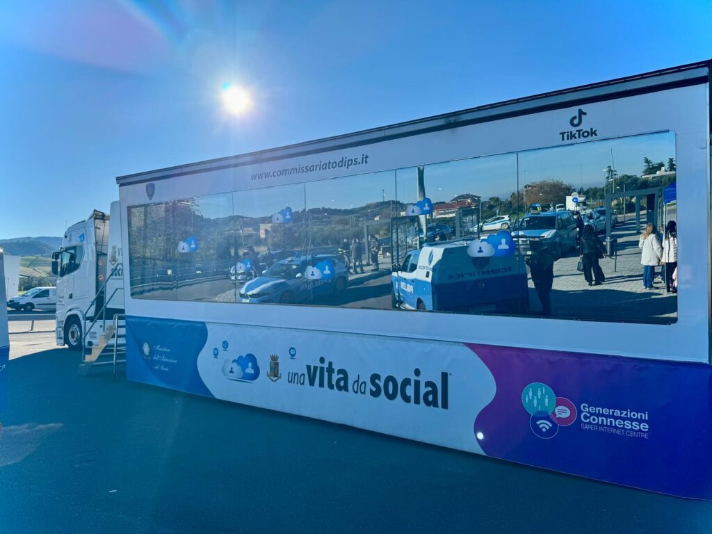 Pericoli social: la Polizia mette in guardia gli studenti di Corigliano Rossano 54 Foto una vita da social.03