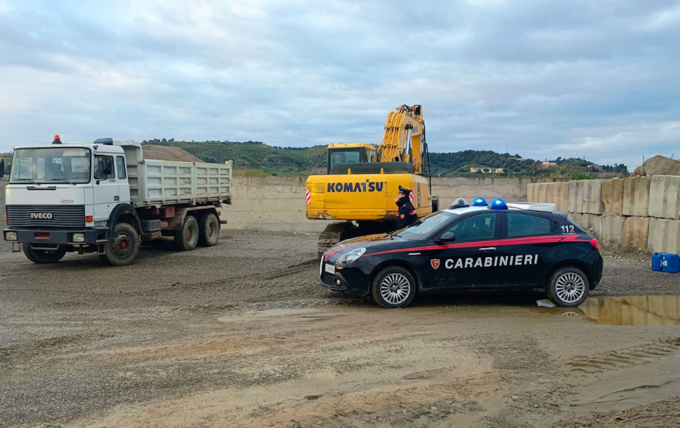 Sorpresi a prelevare quintali di sabbia e ghiaia dal fiume Lipuda: denunciate 2 persone 51 Ghiaia e sabbia prelevati