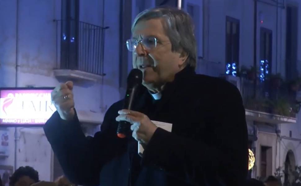 Fiaccolata per l'ospedale di Castrovillari, Laghi e Savino in testa al corteo: «Costretti alla mobilitazione» 52 Fiaccolata Ospedale di Castrovillari