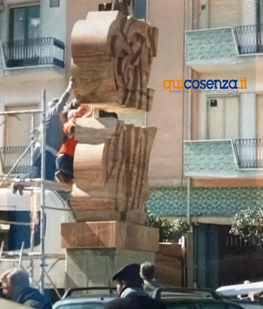 A Cosenza il Museo all’Aperto Bilotti compie 20 anni, ma mancano statue e targhette 52 Montaggio della prima scultura del Museo MAB, Pietro Consagra