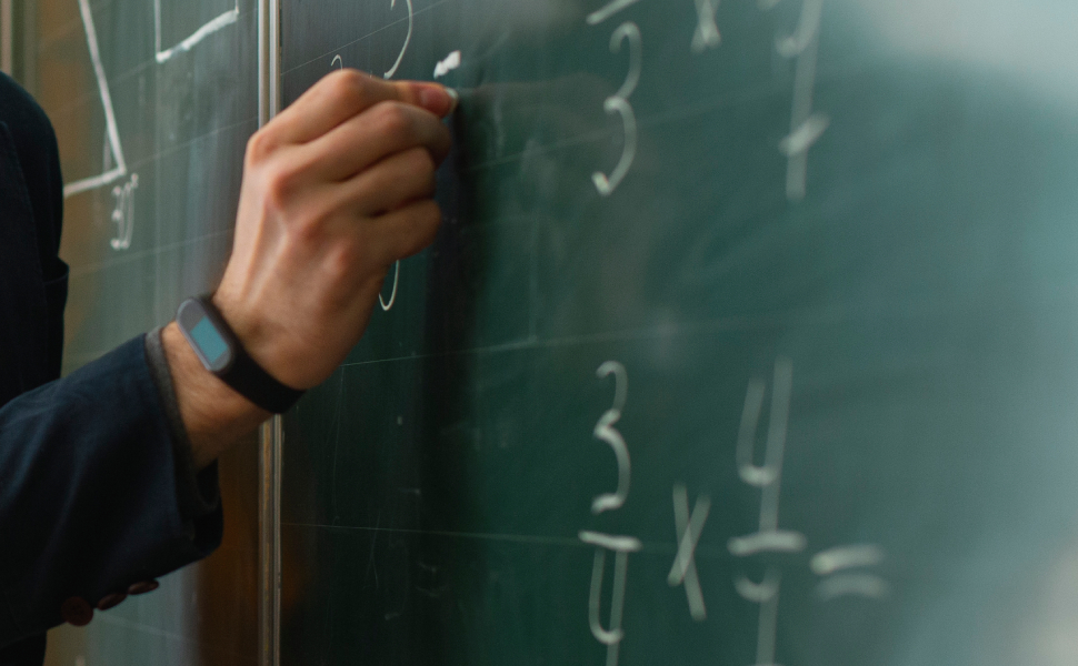 PNNR3, esplode il caso sugli screenshot: accuse di copiature e silenzio del Ministero. La rabbia degli idonei 99 PNN3 - docente alla lavagna