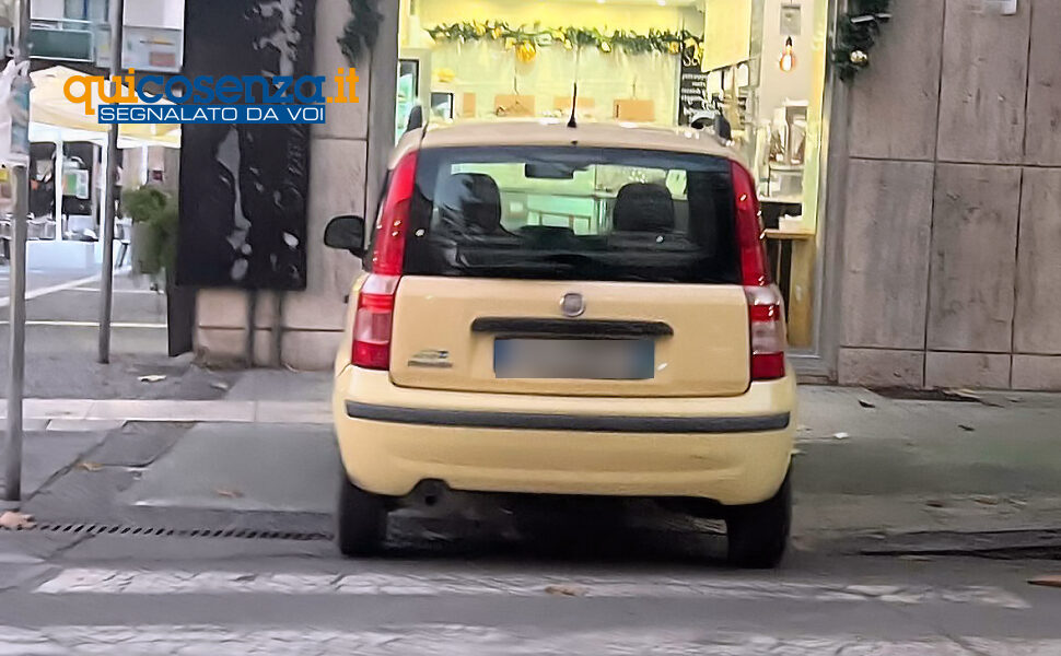 Cosenza: scivolo per disabili bloccato, la sosta “istituzionale” vietata