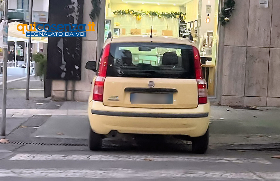 Cosenza: scivolo per disabili bloccato, la sosta “istituzionale” vietata