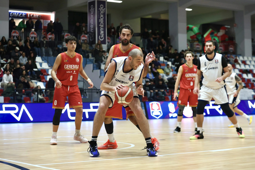 Pirossigeno Cosenza Basket primo KO: la Lumaka Reggio Calabria interrompe la striscia vincente (82-73) 51 Pirossigeno Cosenza Basket