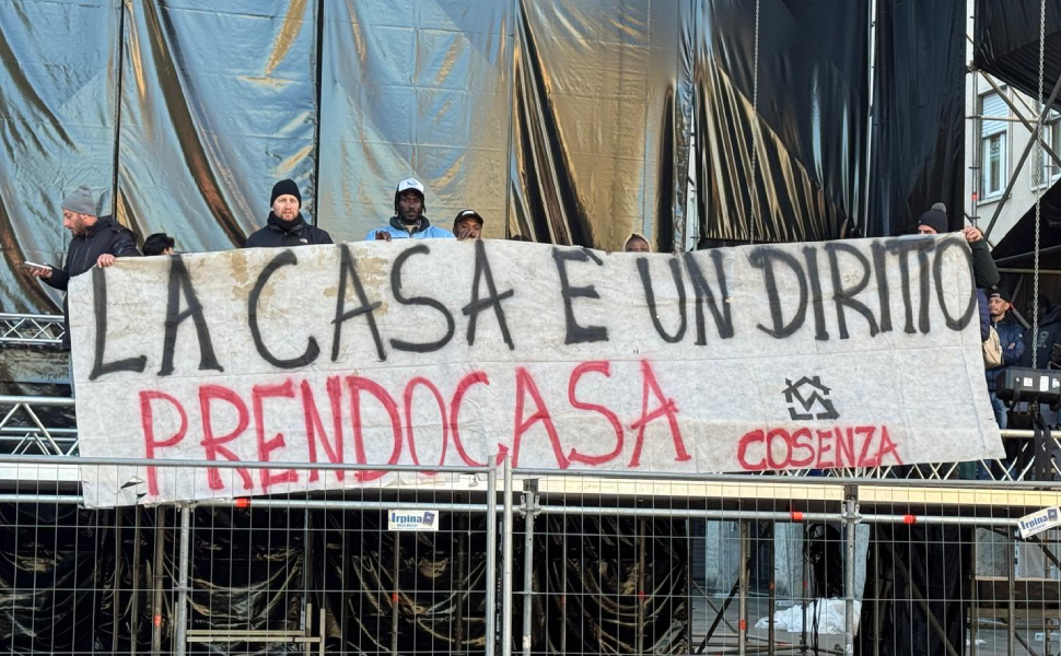Emergenza abitativa cosenza palco capodanno 02