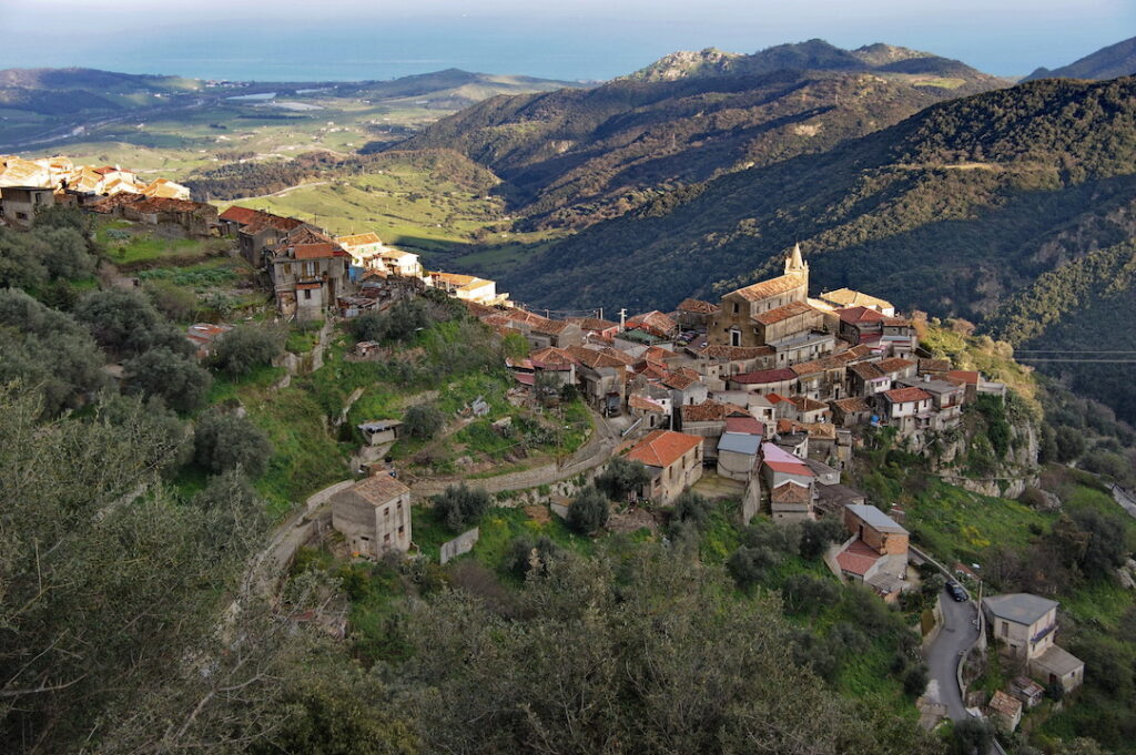 Prova d’inchiesta torna in Calabria: Pinuccio scopre paesi dimenticati e priorità ignorate 52 Stati - foto Enzo Galluccio